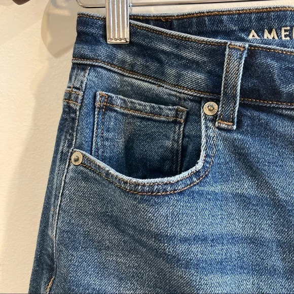 AMERICAN EAGLE Sz 6 Distressed Mid Wash Mom Jeans - Picture 5 of 15